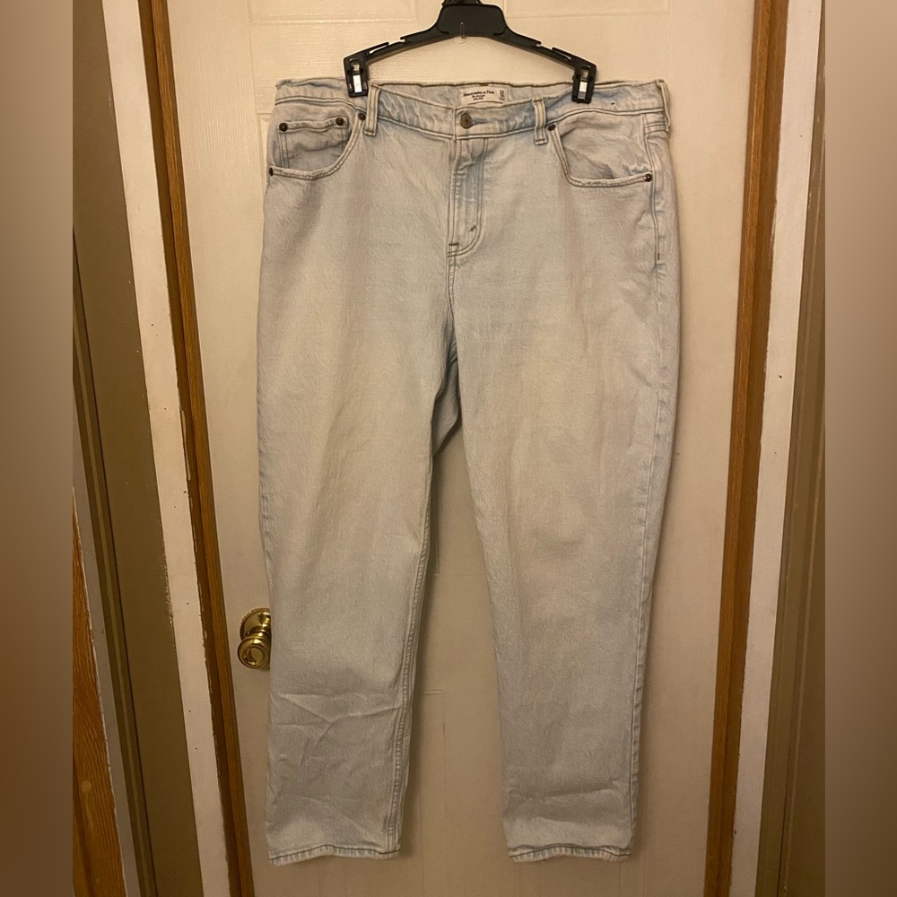 Abercrombie & Fitch Curve Love The Straight Mid Rise